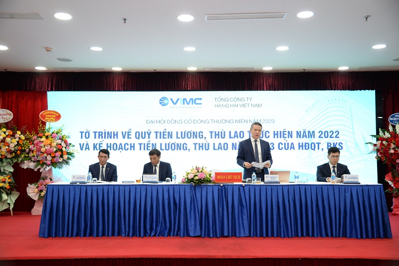 Ông Nguyễn Cảnh Tĩnh, Tổng giám đốc VIMC giải trình với các cổ đông về phương án kinh doanh năm 2023 của VIMC.