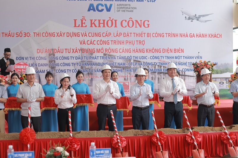  Phạm Đức Toàn -Phó chủ tịch thường trực UBND tỉnh Điện Biên, ông Nguyễn Đức Hùng - Phó Tổng giám đốc ACV và các đại biểu thực hiện nghi thức khởi công.