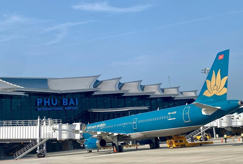 3. Vietnam Airlines là hãng đầu tiên khai thác Nhà ga T2 Phú Bài, với chuyến bay đầu tiên của hãng là VN1370 từ TP Hồ Chí Minh hạ cánh tại sân bay Phú Bài lúc 6h25 hôm nay.