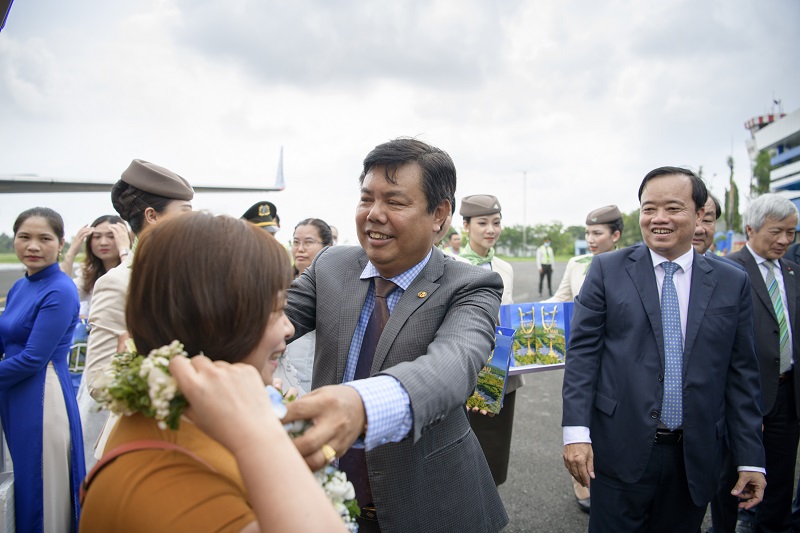 Lãnh đạo tỉnh Cà Mau tặng hoa và quà cho hành khách trong chuyến bay khai trương đường bay thẳng Hà Nội - Cà Mau của Bamboo Airways.