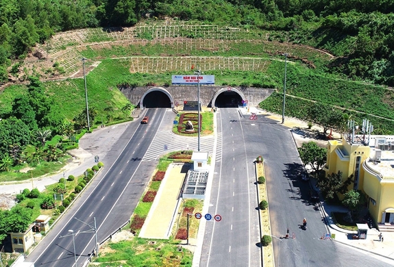 Hầm đường bộ Hải Vân 2 hoàn thành tạo nên hai tuyến đường hầm song song xuyên qua lòng núi. Ảnh: QUANG THÀNH .