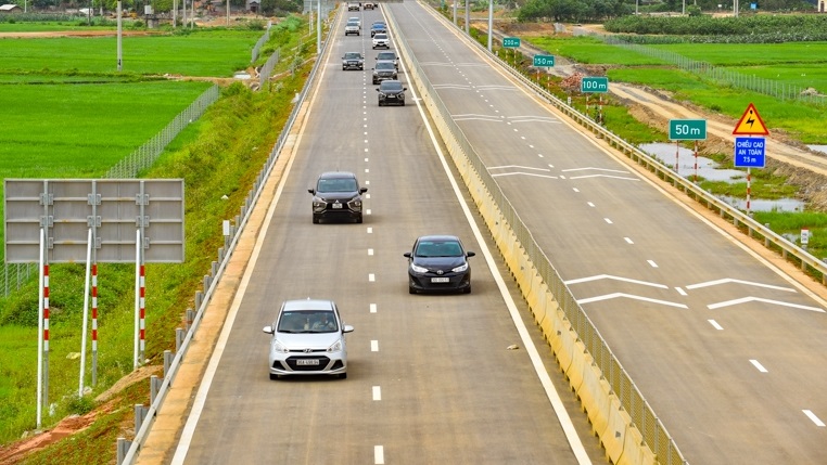 Những chiếc xe ô tô đầu tiên lưu thông trên cao tốc Mai Sơn - Quốc lộ 45 vào chiều