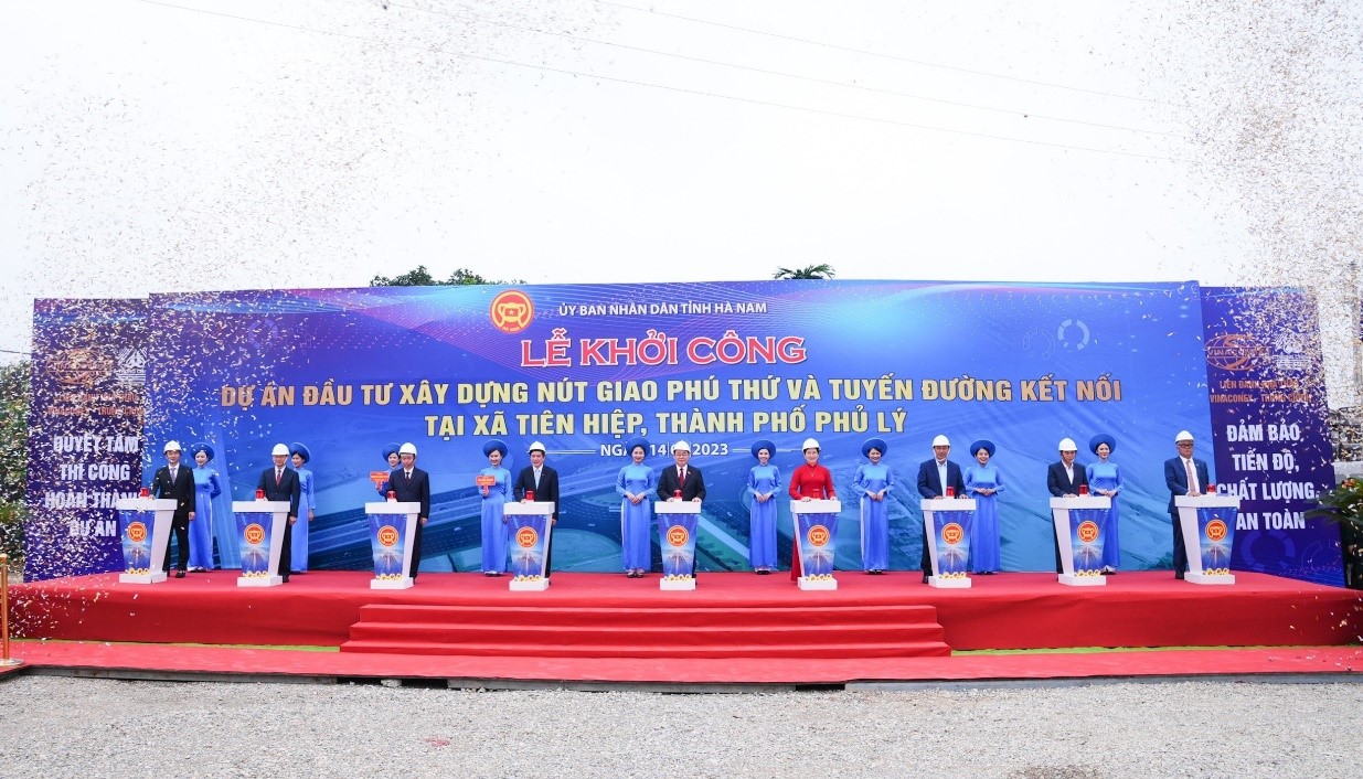 Đồng chí Vương Đình Huệ, Ủy viên Bộ Chính trị, Chủ tịch Quốc hội và các đại biểu thực hiện nghi lễ Khởi công.