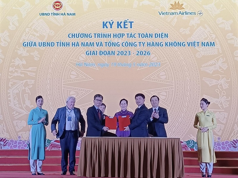 Hợp tác toàn diện giữa UBND tỉnh Hà Nam và Vietnam Airlines sẽ góp phần hỗ trợ du lịch tỉnh phát triển mạnh mẽ hơn nữa, trở thành ngành kinh tế quan trọng,  (2)