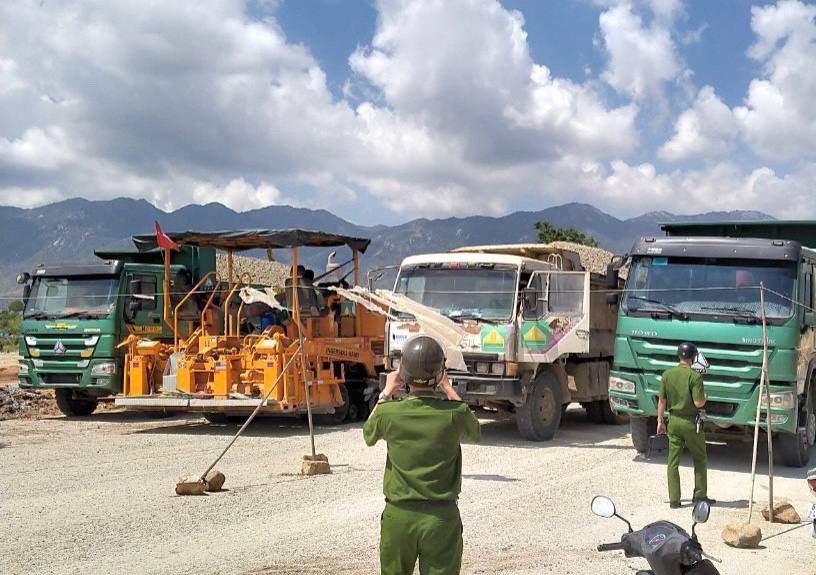 Một hộ dân chưa chấp thuận mức hỗ trợ đã căng dây chặn xe chở vật liệu thi công Dự án cao tốc Cam Lâm - Vĩnh Hảo (Ảnh: Công ty cỏ o