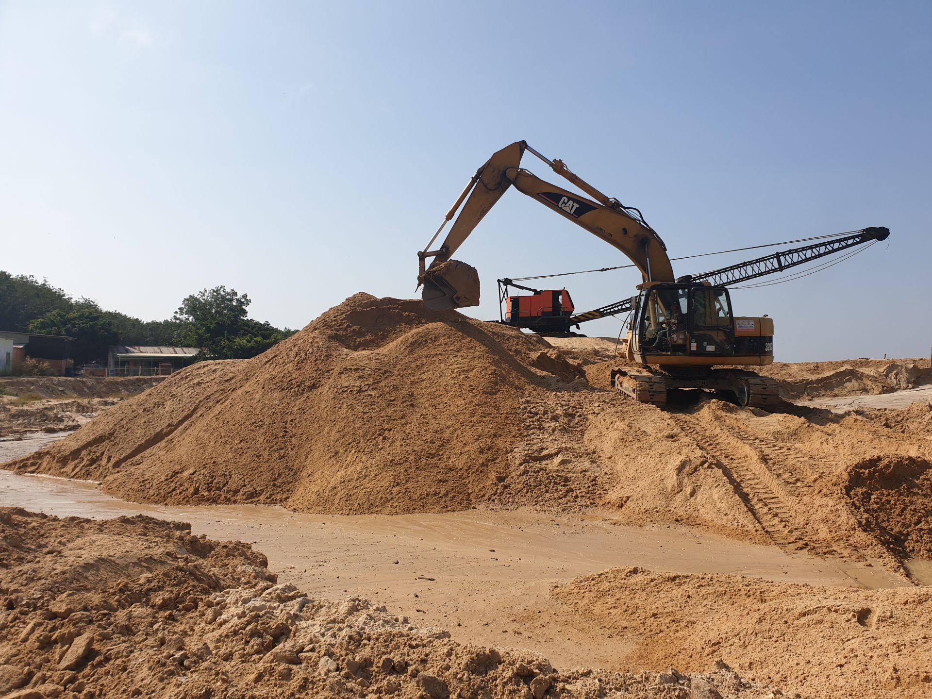 Việc tìm đủ nguồn cát xây dựng đang là nỗi lo của các chủ đầu tư các Dự án đường cao tốc tại