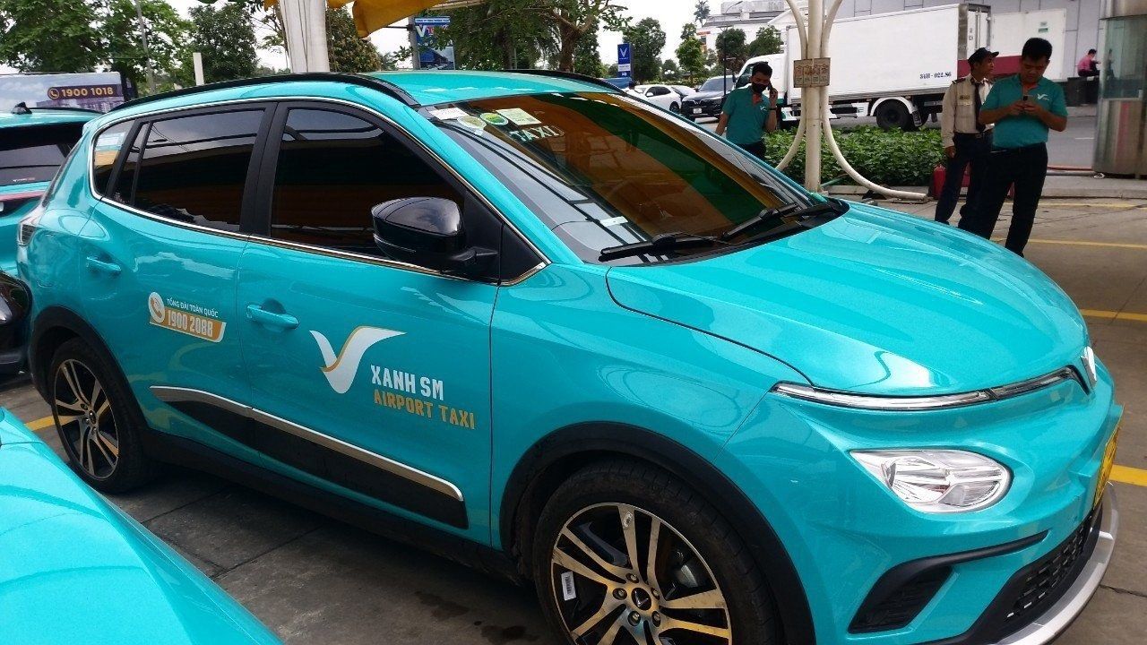 Một xe taxi điện của Công ty cổ phần Di chuyển xanh và Thông minh GSM.