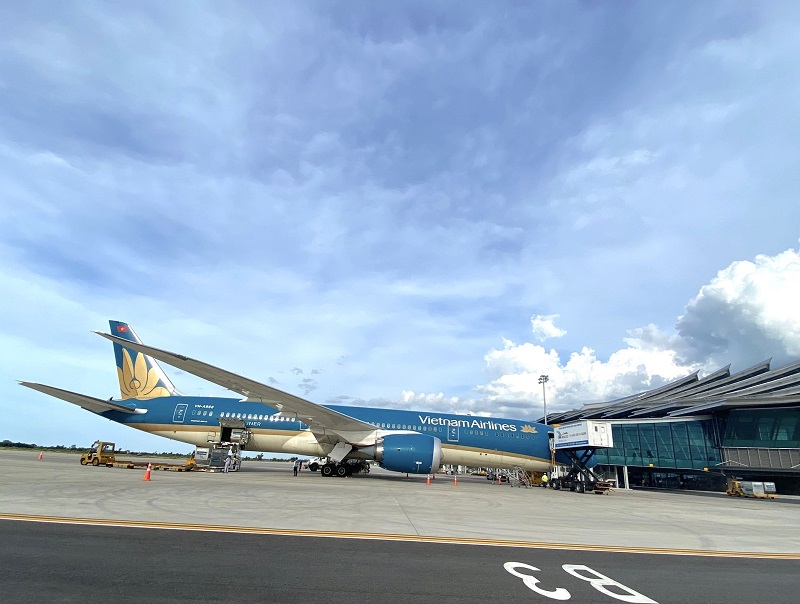 Tàu bay Boeing 787 của Vietnam Airlines tại sân bay Phú Bài.