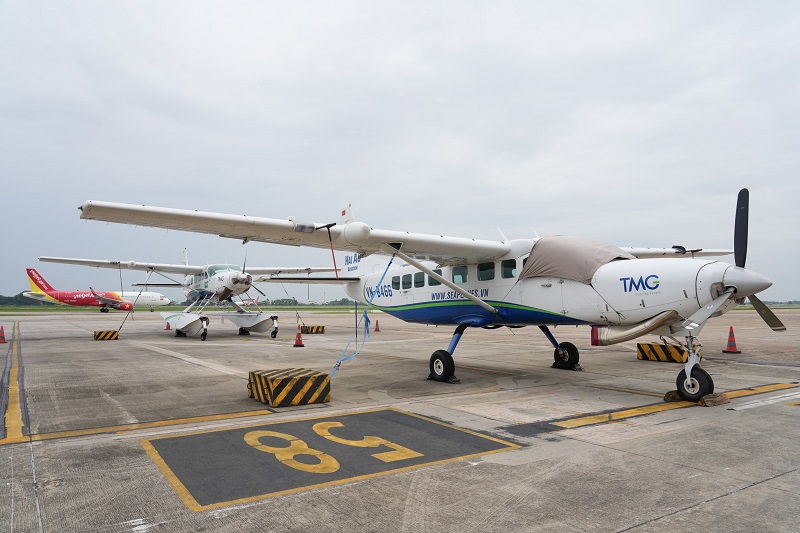 Một số máy bay vẫn được neo buộc kỹ để tránh gió lớn tại sân bay Nội Bài 