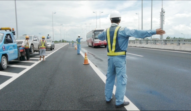 Nhân viên VEC thực hiện phân làn giao thông trên cao tốc Cầu Giẽ - Ninh Bình.
