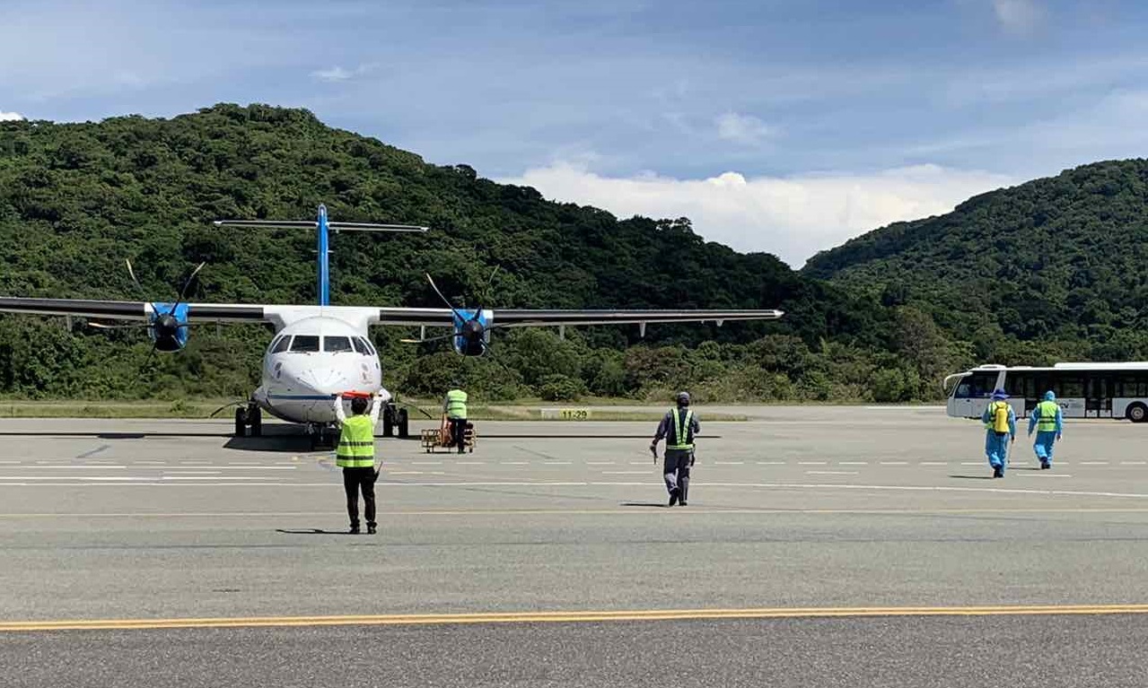 Tàu bay ATR72 của VASCO hạ cánh đón khách tại sân bay Côn Đảo.