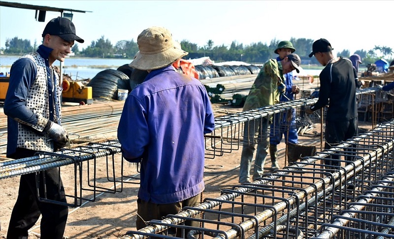 Công nhân, người lao động trên công trường Dự án tuyến đường bộ ven biển qua tỉnh Thái Bình. Ảnh: Trung Du