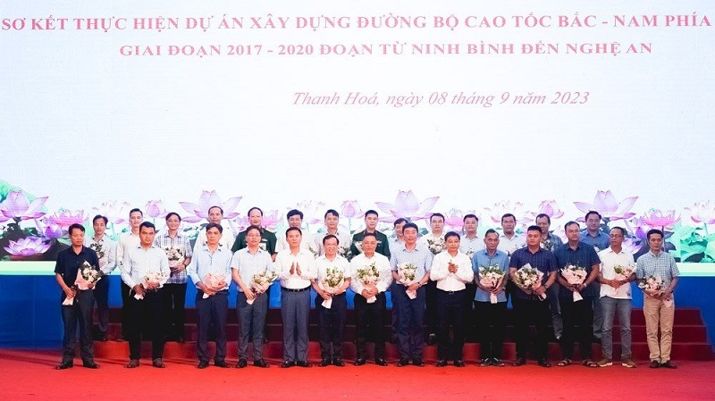 Bộ trưởng Nguyễn Văn Thắng trao thưởng cho các đơn vị có thành tích nổi bật khi t