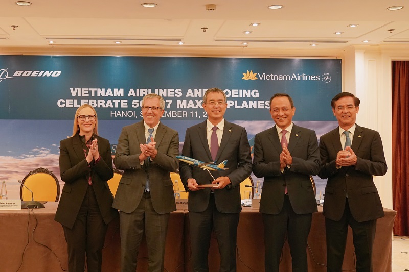 Đại diện Boeing tặng quà lưu niệm cho ông Đặng Ngọc Hoà, Chủ tịch HĐQT Vietnam Airlines.