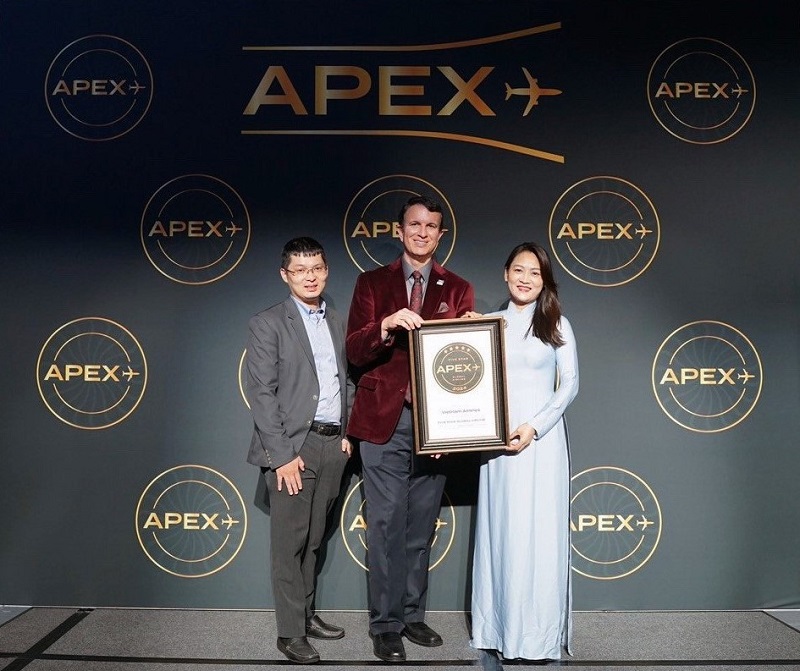Ông Joe Leader, Giám đốc điều hành của APEX trao chứng nhận Hãng hàng không quốc tế 5 sao cho ông Hà Minh Quang, Trưởng đại diện Vietnam Airlines tại Hoa Kỳ.