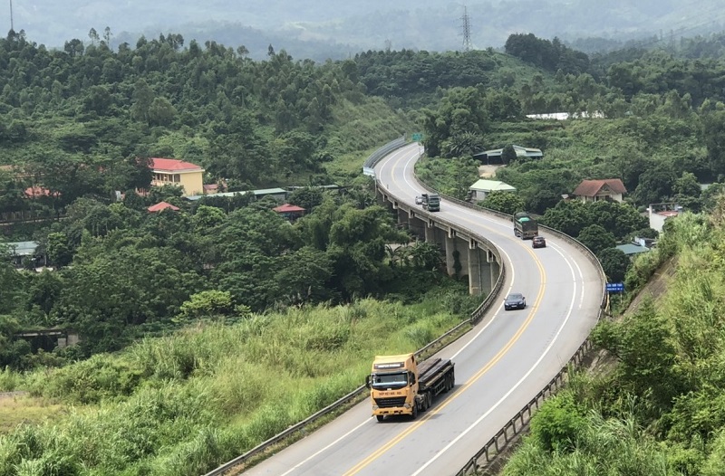 Một đoạn cao tốc Yên Bái - Lào Cai quy mô 2 làn xe.