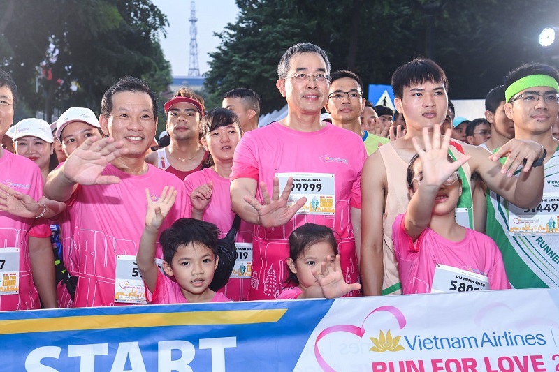 Ông Đặng Ngọc Hoà, Chủ tịch HĐQT Vietnam Airlines (người đeo kính) tham gia giải chạy Vietnam Airlines Run For Love để cổ vũ các vận động viên.