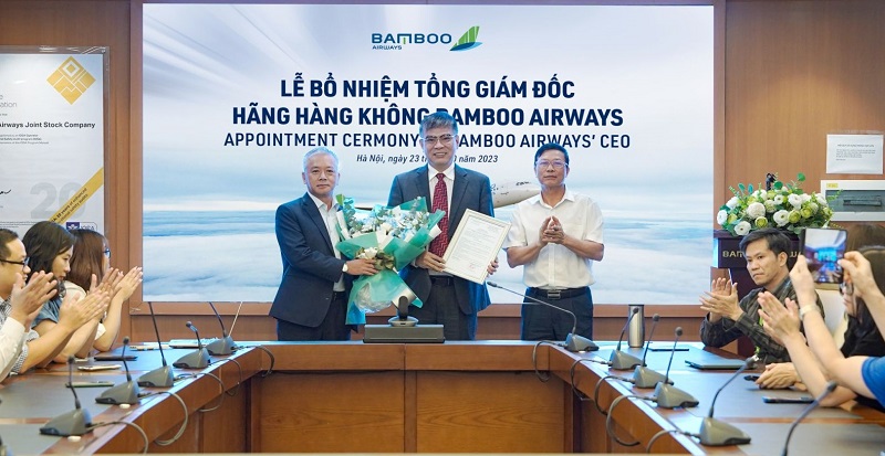 Tân Tổng Giám đốc Bamboo Airways Lương Hoài Nam (giữa) nhận Quyết định bổ nhiệm và hoa từ Chủ tịch HĐQT Bamboo Airways Lê Thái Sâm (ngoài cùng bên phải) và Phó Chủ tịch Thường trực HĐQT Phan Đình Tuệ