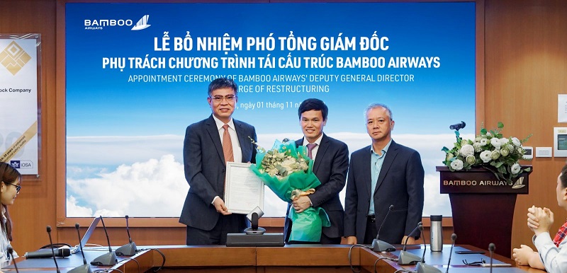 Ông Nguyễn Thượng Hoàng Hải (ở giữa), nhận Nghị quyết bổ nhiệm từ ông Phan Đình Tuệ - Phó Chủ tịch thường trực HĐQT Bamboo Airways (bên phải) và Ông Lương Hoài Nam – Tổng giám đốc Bamboo Airways (bên trái).