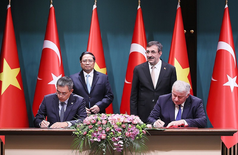 1-Thủ tướng Chính Phủ Phạm Minh Chính và Phó Tổng thống Thổ Nhĩ Kỳ Cevdet Yilmaz chứng kiến Vietnam Airlines và Turkish Airlines ký kết đẩy mạnh mối quan hệ hợp tác trong lĩnh vực vận chuyển hàng hóa hàng không