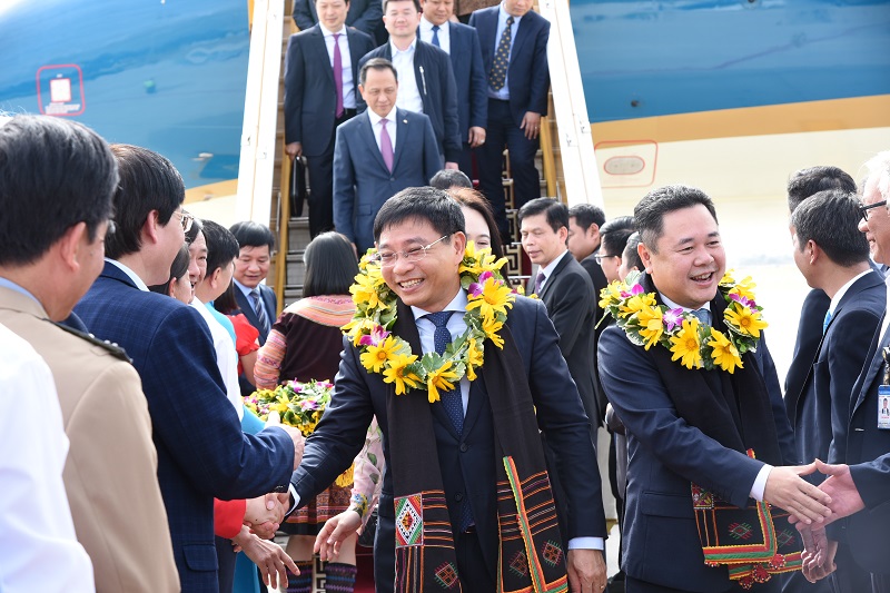 Những hành khách đầu tiên đặt chân đến sân bay Điện Biên kể từ khi sân bay này được nâng cấp, cải tạo.