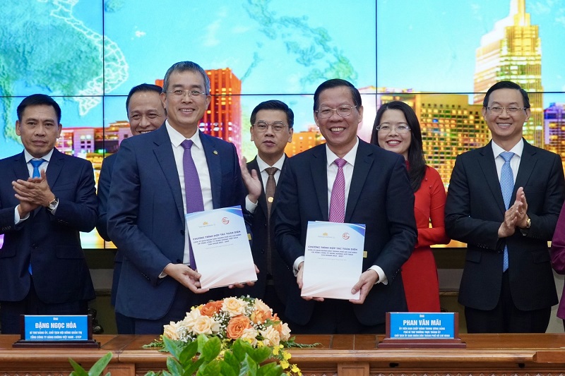 Chủ tịch UBND TPHCM Phan Văn Mãi và Chủ tịch HĐQT Vietnam Airlines Đặng Ngọc Hoà trao thoả thuận hợp tác toàn diện.