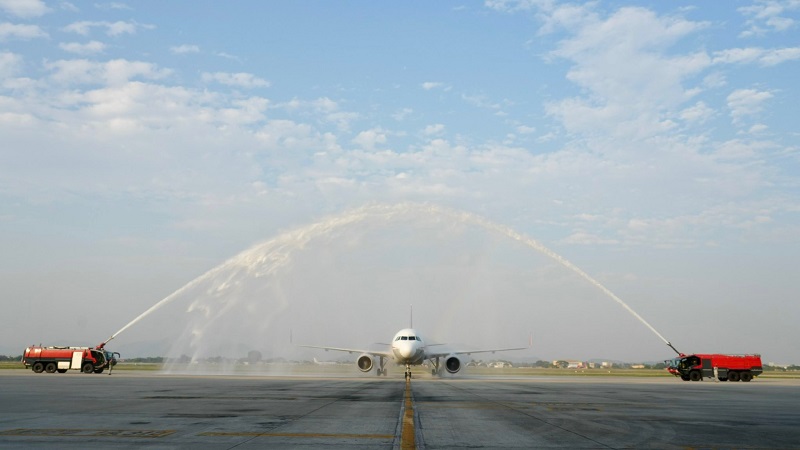 Chuyến bay 3U3905 từ Thành Đô đã hạ cánh an toàn tại Cảng hàng không quốc tế Nội Bài trong nghi thức “phun vòi rồng” chào đón trang trọng. 