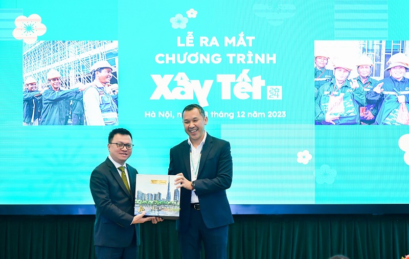 Ông ông Bolat Duisenov trao tặng quà lưu niệm của Coteccons cho ông Lê Quốc Minh, Tổng biên tập báo Nhân dân.