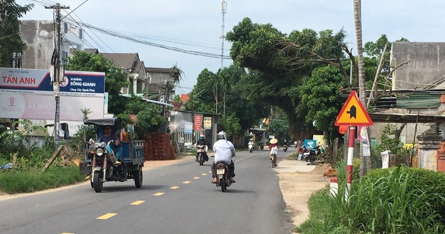 Một đoạn Quốc lộ 24B qua Quảng Ngãi.