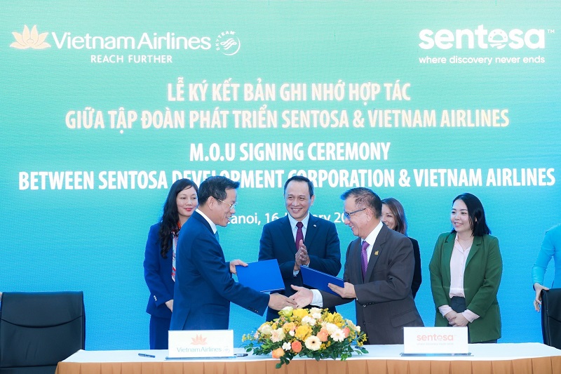 Đại diện Vietnam Airlines và SDC trao Bản ghi nhớ hợp tác trong giai đoạn 2024-2025.