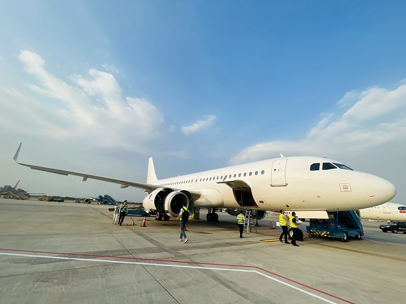 2-Chiếc máy bay bổ sung đầu tiên hạ cánh tại sân bay Tân Sơn Nhất vào chiều ngày 25_1, được kiểm tra đánh giá tình trạng khai thác
