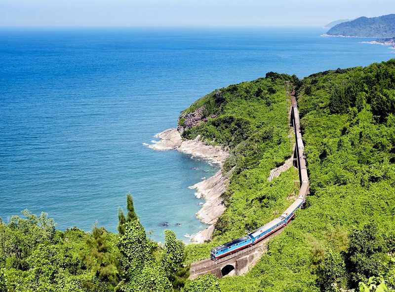 Phong cảnh tuyệt đẹp trên tuyến đường sắt Bắc - Nam, đoạn qua đèo Hải Vân.