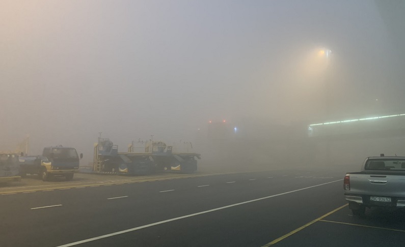 Sương mù dày đặc tại Cảng hàng không quốc tế Nội Bài trong sáng nay.