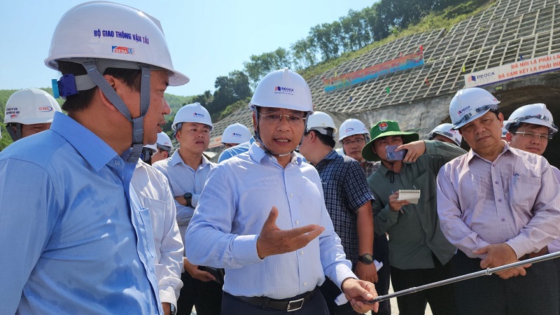 Kiểm tra cao tốc Quảng Ngãi - Hoài Nhơn ngày 5/3, Bộ trưởng Nguyễn Văn Thắng đề nghị các chủ thể liên quan tích cực vào cuộc để đưa Dự án về đích cuối tháng 12/2025, vượt tiến độ 8 tháng.
