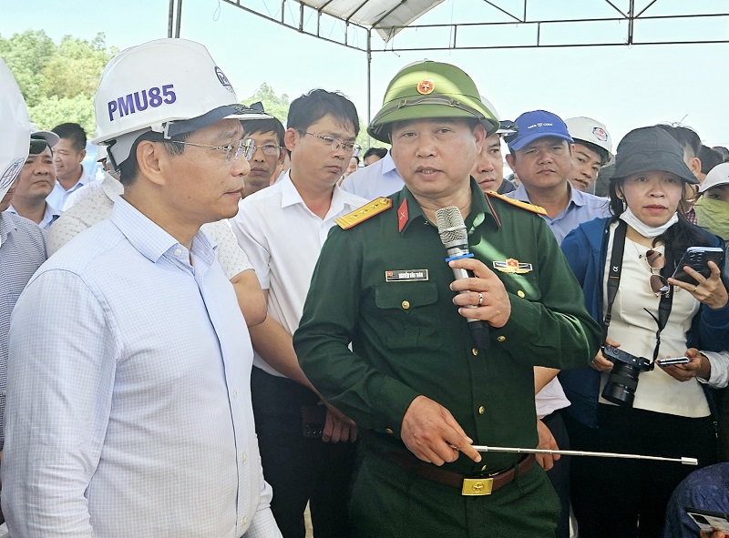 Lãnh đạo Tổng công ty Xây dựng Trường Sơn cam kết sẽ huy động thêm 30 đầu xe máy thiết bị, tăng cường triển khai các hạng mục trên tuyến cao tốc Hoài Nhơn – Quy Nhơn. 