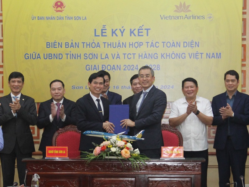 1. Ông Hoàng Quốc Khánh, Chủ tịch UBND tỉnh Sơn La (bìa trái) và Ông Đặng Ngọc Hòa, Chủ tịch HĐQT Vietnam Airlines (bìa phải) trao thỏa thuận hợp tác