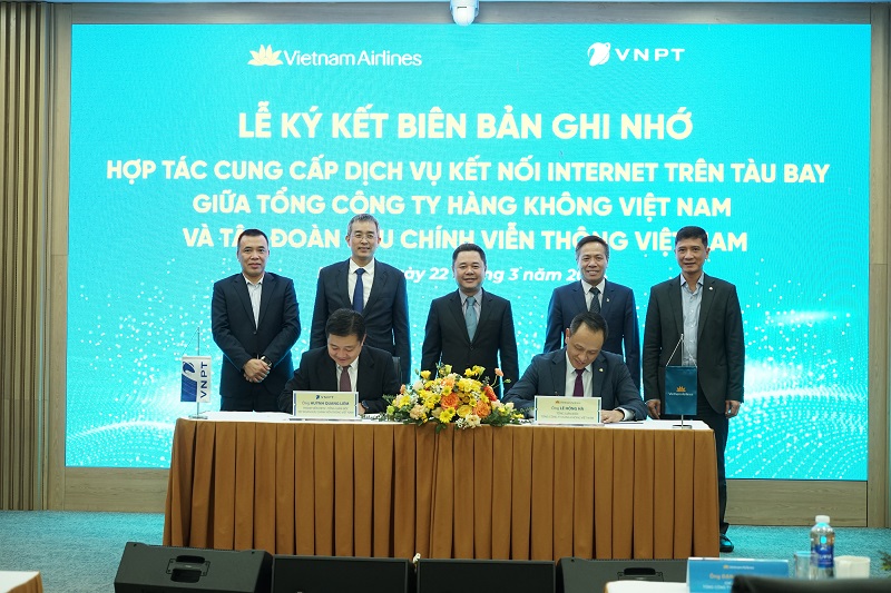 2-Ông Lê Hồng Hà, Tổng giám đốc Vietnam Airlines và ông Huỳnh Quang Liêm, Tổng giám đốc VNPT ký kết Biên bản ghi nhớ hợp tác