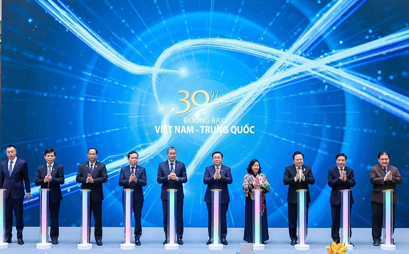 Chủ tịch Quốc hội Vương Đình Huệ, Phó Thủ tướng Trần Lưu Quang và đại diện lãnh đạo cấp cao của Việt Nam, Trung Quốc tham dự Lễ kỷ niệm 30 năm đường bay và chào mừng chuyến bay thứ 100.000 trên đường bay Việt Nam – Trung Quốc.