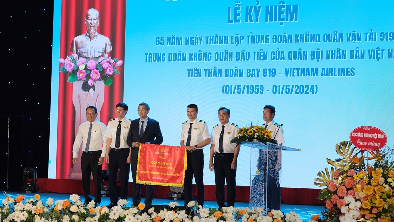 4. Đoàn bay 919 nhận bức trướng Kỷ niệm 65 năm Ngày thành lập từ lãnh đạo TCTHKVN