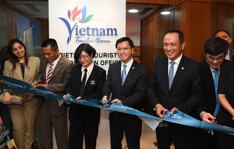 3. Đại sứ Việt Nam tại Ấn Độ, TGĐ Vietnam Airlines Lê Hồng Hà và đại diện các đối tác cắt băng khai trương Trung tâm thông tin du lịch Việt Nam tại Ấn Độ