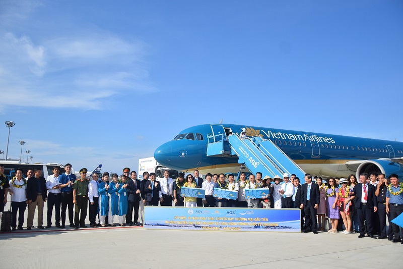 Hành khách, tổ bay được chào đón đặc biệt với các hoạt động như nghi lễ phun vòi rồng đón máy bay, tặng vé máy bay Vietnam Airlines cho các hành khách may mắn.