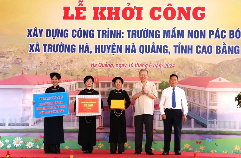Chủ tịch nước Tô Lâm tặng quà cho các thầy cô giáo Trường Mầm non Pác Bó