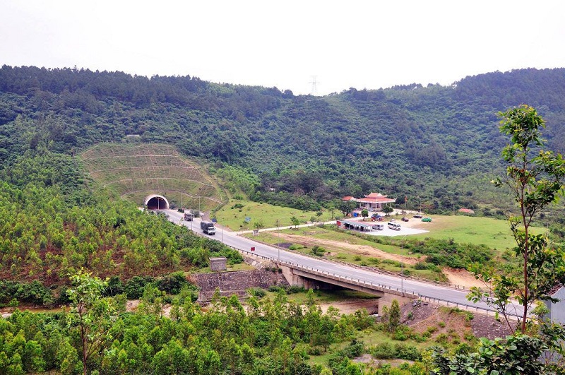 Hầm đường bộ Đèo Ngang hiện hữu.