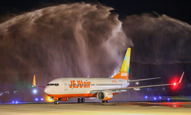 Nghi thức phun vòi rồng chào đón chuyến bay thương mại đầu tiên chặng Đà Lạt-Seoul của Hãng hàng không Jeju Air hạ cánh tại Cảng hàng không Liên Khương.