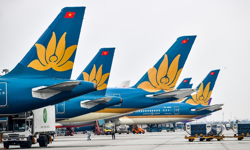 Nếu diễn biến thị trường hàng không thuận lợi, Vietnam Airlines có thể đạt lợi nhuận dương trong năm 2024 (khoảng 105 tỷ đồng), chỉ tiêu vốn chủ sở hữu cuối năm được cải thiện nhẹ, tỷ suất lợi nhuận trước thuế/tổng doanh thu đạt mức dương 0,13%.