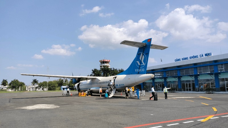Hiện Cảng hàng không Cà Mau đang được VASCO khai thác 1 đường bay duy nhất, chặng Cà Mau – TP.HCM và ngược lại, tần suất 4 chuyến/tuần bằng tàu bay ATR72.