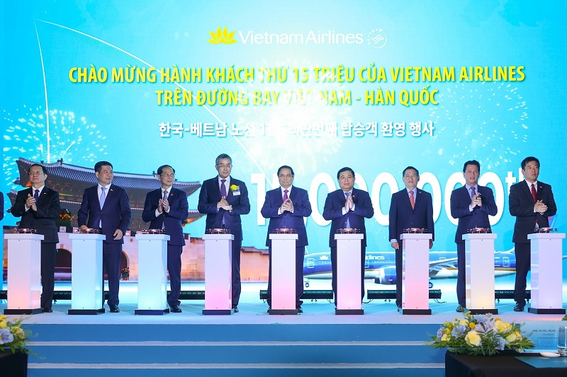 Nghi thức chào mừng 30 năm đường bay và hành khách thứ 15 triệu của Vietnam Airlines trên đường bay giữa Việt Nam -  Hàn Quốc. 