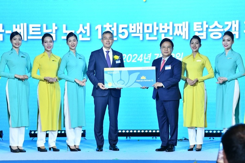 Vietnam Airlines tặng quà khách hàng thứ 15 triệu trên đường bay giữa Việt Nam -  Hàn Quốc. Trong ba thập kỷ, Vietnam Airlines đã thực hiện tổng cộng 65.000 chuyến bay, vận chuyển 15 triệu lượt hành khách và 291.300 tấn hàng hóa giữa hai quốc gia. 
