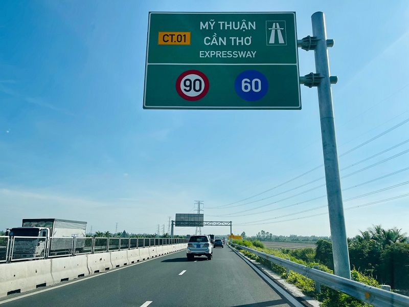 Một đoạn cao tốc Mỹ Thuận - Cần Thơ vừa được đưa vào khai thác.