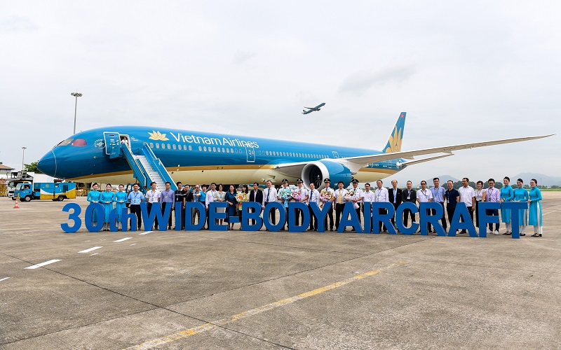  Với việc tiếp nhận máy bay Boeing 787-10 mới, Vietnam Airlines đang sở hữu đội máy bay lên tới gần 100 chiếc. Trong đó, đội máy bay thân rộng có tổng cộng 05 chiếc Boeing 787-10; 11 chiếc Boeing 787-9 và 14 chiếc Airbus A350.